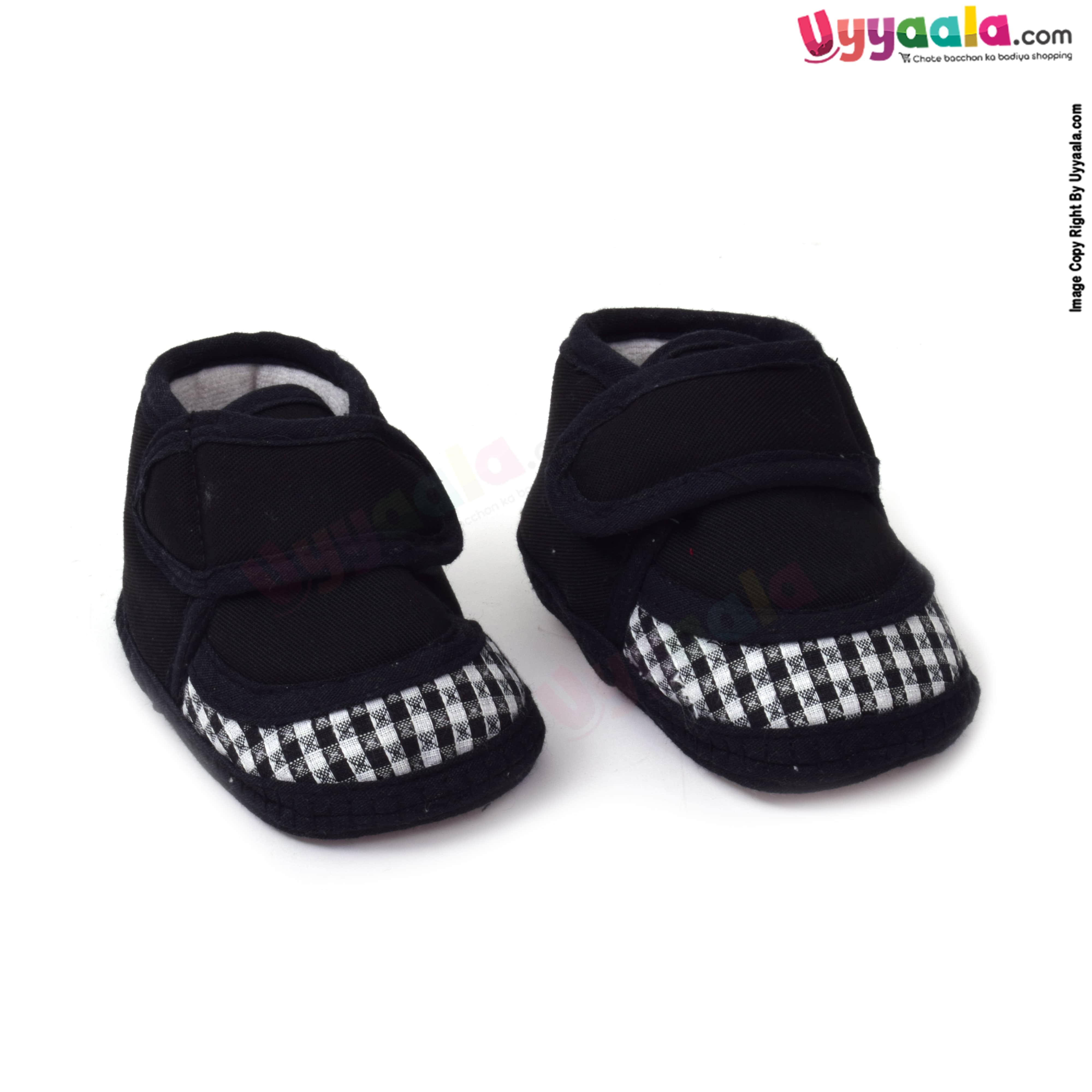 Baby cloth shoes for newborn with checks print
