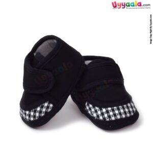 Baby cloth shoes for newborn with checks print (0-3M) age