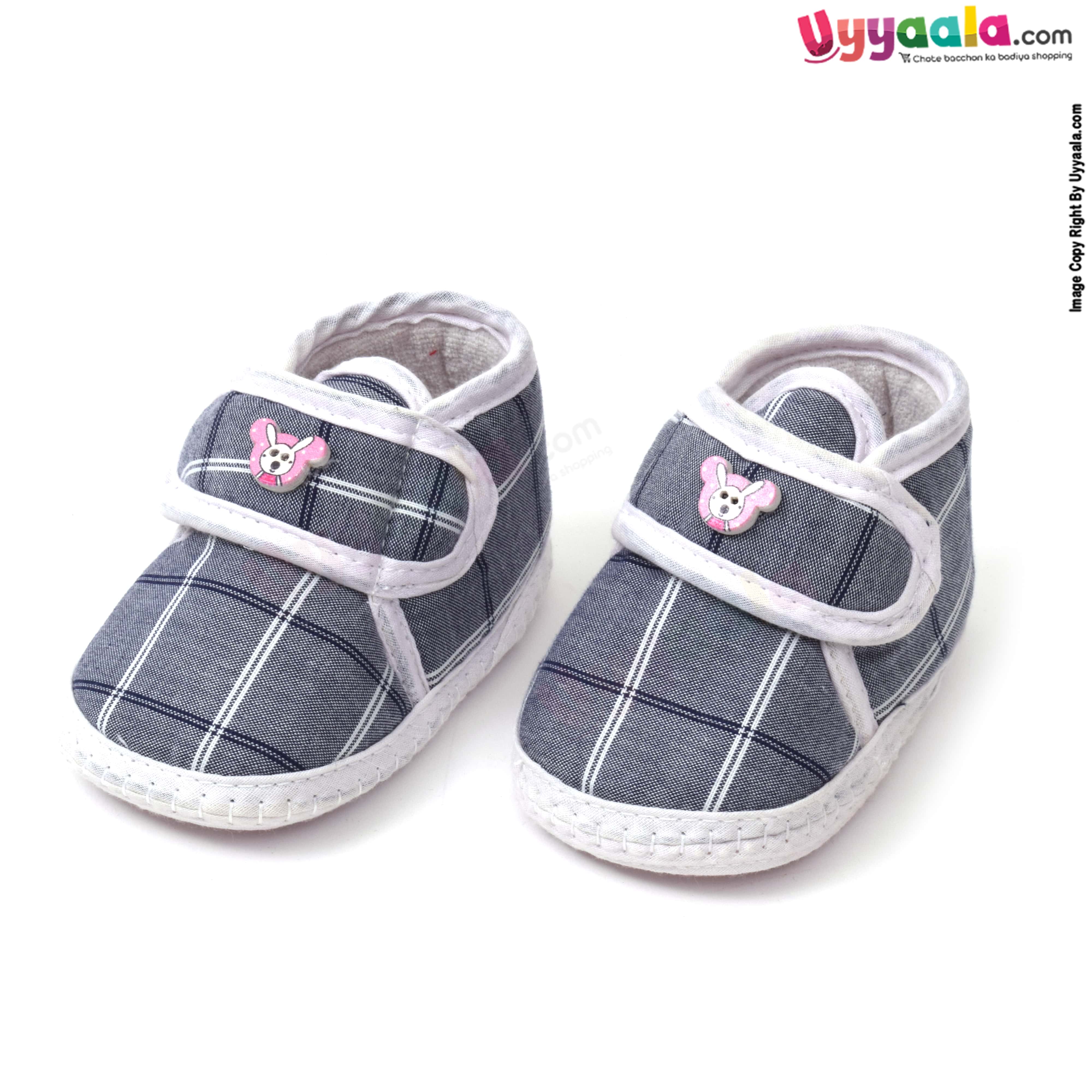 Baby cloth shoes for newborn with rabbit patch, checks print