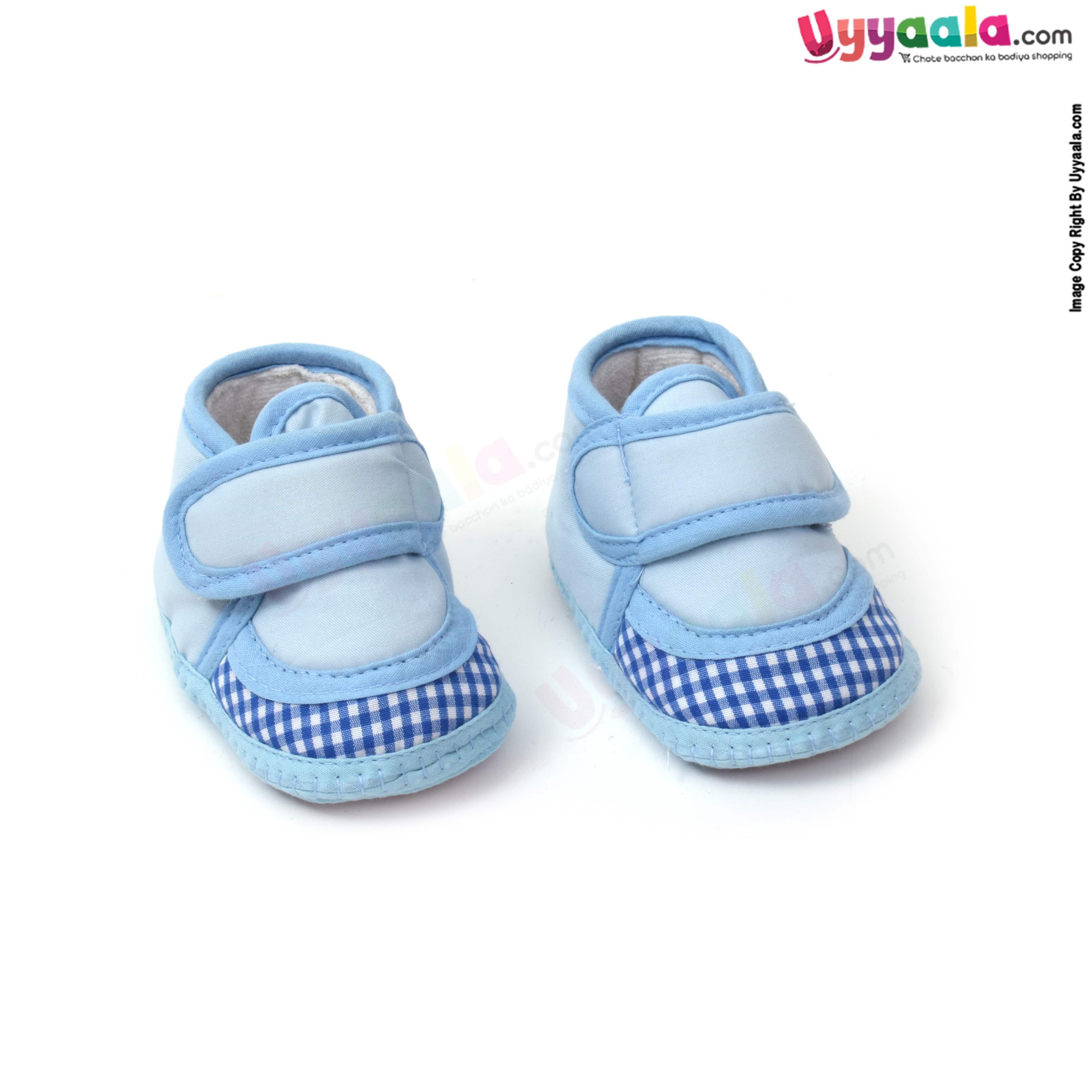 Baby cloth shoes for newborn with checks print